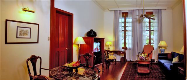 Executive Suite Living/Dining Room